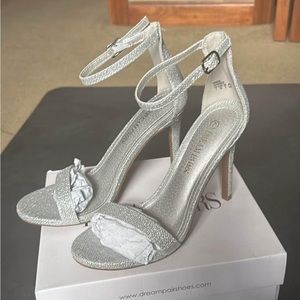 NIB Dream Pairs Silver Giltter heels 7M
